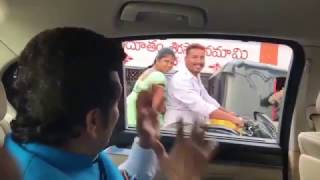 Watch Sachin Tendulkar in the traffic going for ipl match giving advice to the people,Must Watch Video