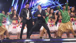 Watch Akshay kumar dancing on Zingaat Video