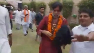 Watch Swami Om Beaten By Public at Delhi - Live Video Video