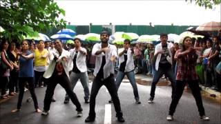 Watch Tamil Boys and Girls Dancing In Rain Video