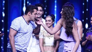 Watch Salman Khan CELEBRATES Sonakshi's Birthday On Nach Baliye 8 Video