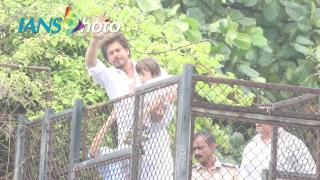 Watch Eid Tradition : Annual Janta Darshan of SRK, SalmanÂ  Video