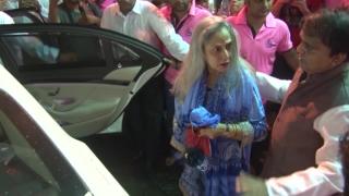 Watch Angry Jaya Bachchan BLASTS a FAN: â€œDonâ€™t do this, STUPIDâ€ Video