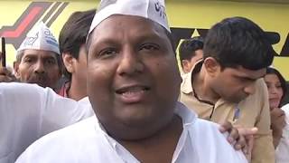 Watch Aap Delhi Convenor Gopal Rai with Delhi minister lead protest against Metro fare hike at ITO Video