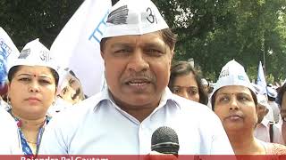 Watch AAP Protest against Metro hike outside Urban Development Ministry Video