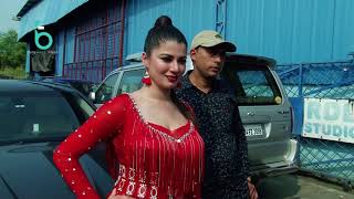 Watch Grand Masti Fame Hot Kainaat Arora Hot Photoshoot - Nagad Waale Hi Udhaar Waale Bye Video