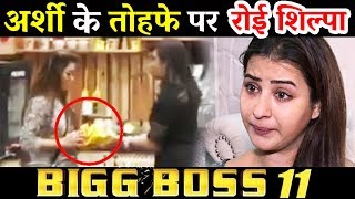 Watch Shilpa Shinde Gets EMOTIONAL Because Of Arshi Khan's Christmas Gift | Bigg Boss 11 Video
