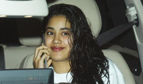 Watch Jhanvi Kapoor spotted at Tip & Toe, Juhu. Video