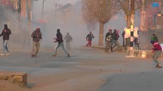 Watch Youth clash with forces in Downtown Srinagar Video