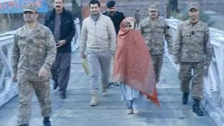 Watch Pak returns Indian woman after inadvertent border crossing Video
