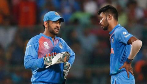 Watch à¤®à¥ˆà¤¦à¤¾à¤¨ à¤¸à¥‡ à¤šà¤²à¥‡ à¤œà¤¾à¤¨à¥‡ à¤•à¥‹ à¤¬à¥‹à¤²à¤¾ à¤¥à¤¾  à¤‡à¤¸ à¤—à¥‡à¤‚à¤¦à¤¬à¤¾à¤œ à¤•à¥‹ à¤§à¥‹à¤¨à¥€ à¤¨à¥‡ Video