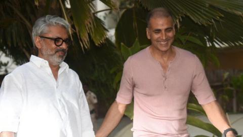 Watch Akshay Kumar POSTPONED Padman To Avoid Clash With Sanjay Leela Bhansali's Padmaavat Video