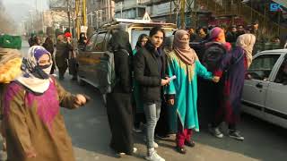 Watch Police use force to disperse protesting college students in Srinagar Video