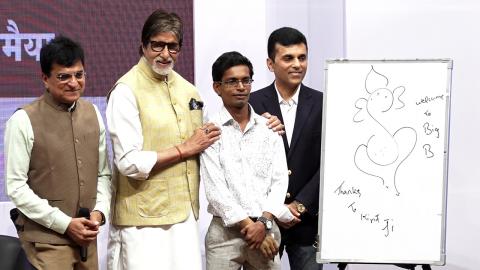 Watch Amitabh Bachchan Interacts With Hundreds Of At Beneficiaries Of Hearing Aid Kits Video