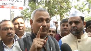 Watch à¤¸à¥€à¤²à¤¿à¤‚à¤— à¤•à¥‡ à¤–à¤¼à¤¿à¤²à¤¾à¤«à¤¼ AAP à¤¨à¥‡ à¤•à¤¿à¤¯à¤¾ à¤‰à¤ªà¤°à¤¾à¤œà¥à¤¯à¤ªà¤¾à¤² à¤†à¤µà¤¾à¤¸ à¤•à¥‡ à¤¬à¤¾à¤¹à¤° à¤ªà¥à¤°à¤¦à¤°à¥à¤¶à¤¨, à¤¸à¥€à¤²à¤¿à¤‚à¤— à¤•à¥‹ à¤¤à¥à¤°à¤‚à¤¤ à¤°à¥‹à¤•à¤¨à¥‡ à¤•à¥€ à¤®à¤¾à¤‚à¤— Video