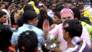 Watch Rishi Kapoor Fights With Media On Ganpati Visarjan Video