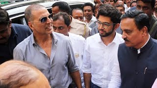 Watch Akshay Kumarâ€™s GRAND ENTRY At Mumbai Central ST Depot For PADMAN Promotion Video