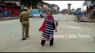 Watch Independence Day : A Women Loudly sloganeering of patriotism at Lal Chowk Srinagar Video
