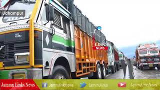 Watch Snowfall shuts Jammu-Srinagar highway Video