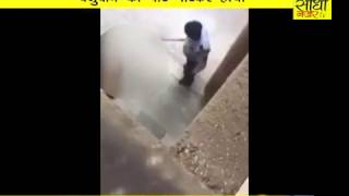 Watch à¤¬à¥‡à¤°à¤¹à¤® à¤—à¤¾à¤°à¥à¤¡ à¤•à¤¾ à¤°à¥‹à¤—à¤‚à¤Ÿà¥‡ à¤–à¥œà¥‡ à¤•à¤°à¤¨à¥‡ à¤µà¤¾à¤²à¤¾ à¤µà¤¿à¤¡à¤¿à¤¯à¥‹ // Viral Video Delhi Gaurd Video