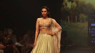 Watch Ravishing Karisma Kapoor on Ramp at LFW2018 Video