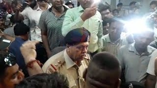 Watch Uproar of passengers in train due to woman bootlegger Video