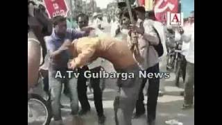 Watch Bharat bandh Gulbarga me ek leader aag me jalne se bach gaya Video