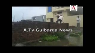 Watch Gulbarga Ki Ek Masjid Jisme Namazi Ander Jane Deewar Phalangne Per Majboor Video