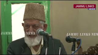 Watch Geelani offers Friday prayers in Srinagar after 8 years Video
