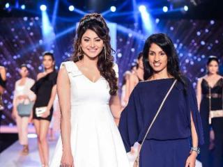 Watch Gorgeous Urvashi Rautela RAMP WALK At Bombay Times Fashion Week 2018 Video