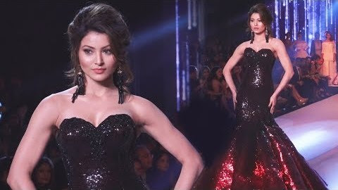 Watch Urvashi Rautela Walks Ramp For Archana Kochhar At Bombay Times Fashion Week 2018 Video