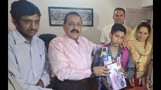 Watch MoS PMO felicitates Class 8th district Udhampur topper Video