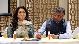 Watch Juhi Chawla Distribute 1 Lakh Cloth Bags To Support Swachh Mumbai Campaign Video