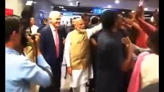 Watch PM Shri Narendra Modi greeted by an enthusiastic crowd at the Metro Station! Video
