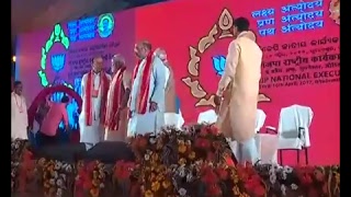 Watch Grand traditional welcome of PM Shri Narendra Modi on his arrival in Bhubaneswar Video