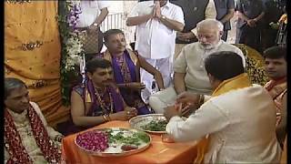Watch PM Shri Narendra Modi offers prayers at Dwarkadhish Temple in Dwarka: 07.10.2017 Video