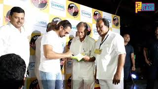 Watch Aamir Khan Taking Selfie With Texi Driver For Special Help During Qayamat Se Qayamat Tak Promotions Video