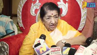 Watch Legendary Singer Lata Mangeshkar Honoured With "Swara Mauli" itle By Vidya Narsimha Bharati Swami Video