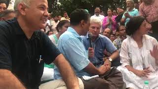 Watch Arvind Kejriwal along with all the Ministers & MLA's sings" Insan ka ho Bhaichara"outside LG house Video