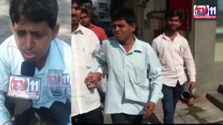Watch POLICE CONISTABLE ATTACK ON REPORTER AT ASIF NAGAR PS TV11 NEWS 4TH MAR 2017 Video