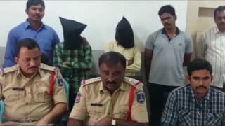 Watch PRESS MEET ON CHAIN SNATCHER ARREST BY ACP BALANAGAR DIVISION TV11 NEWS 15TH MAR 2017 Video