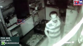 Watch THEFT RECORDED IN CAMERA IN MOBILE SHOP AT LB NAGAR TV11 NEWS 15TH APR 2017 Video