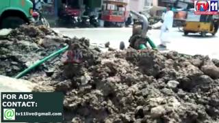 Watch ROAD DAMAGED DUE TO PIPELINE LEAKAGE AT ONE TOWN  VIJAYAWADA TV11 NEWS 15TH APR 2017 Video