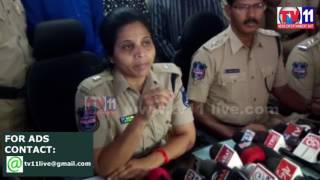 Watch WOMEN MURDER CASE PRESS MEET AT MAILARDEVPALLY PS TV1 NEWS 27TH APR 2017 Video