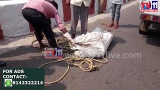Watch DEAD BODY FOUND AT SIMHAGIRIGHAT  SIMHACHALAM TV11 NEWS 2ND  MAY 2017 Video