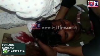 Watch FOUR UNKNOWN PEOPLE ATTACK ON AUTO DRIVER AT HABEEBNAGAR PS TV11 NEWS 2ND MAY 2017 Video