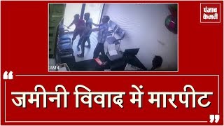 Watch money changer à¤•à¥€ à¤®à¤¾à¤°à¤ªà¥€à¤Ÿ à¤•à¤°à¤•à¥‡ à¤«à¤¾à¤¡à¤¼à¥‡ à¤•à¤ªà¤¡à¤¼à¥‡, video viral Video