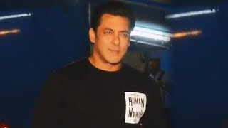 Watch Dashing Salman Khan At RACE 3 Promotion At Mehboob Studio Video