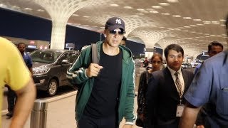 Watch Akshay Kumar Spotted At Mumbai Airport Video