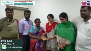Watch GHMC SWEEPER HONESTY 18 THULAS GOLD HANDOVER TO KUSHAIGUDA POLICE HYD TV11 NEWS 21TH MAY 2017 Video